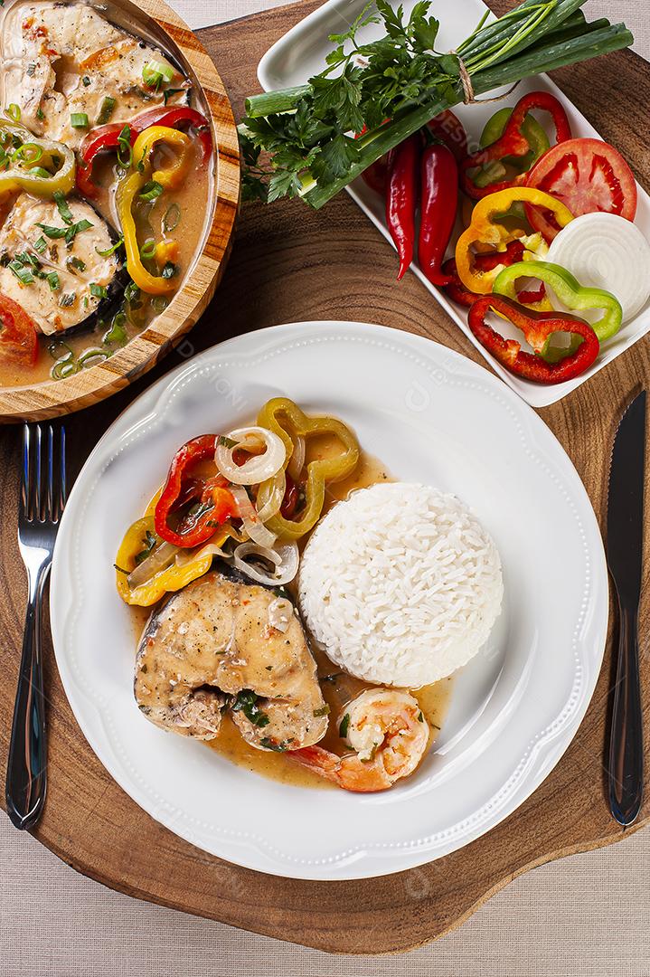 Prato típico da culinária brasileira chamado Moqueca de Peixe JPG