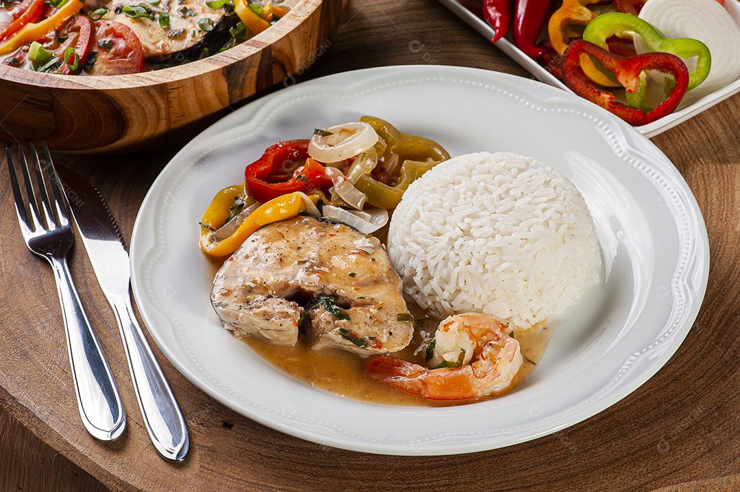 Prato típico da culinária brasileira chamado Moqueca de Peixe JPG