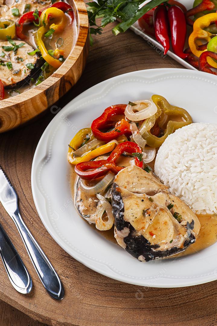 Prato típico da culinária brasileira chamado Moqueca de Peixe JPG