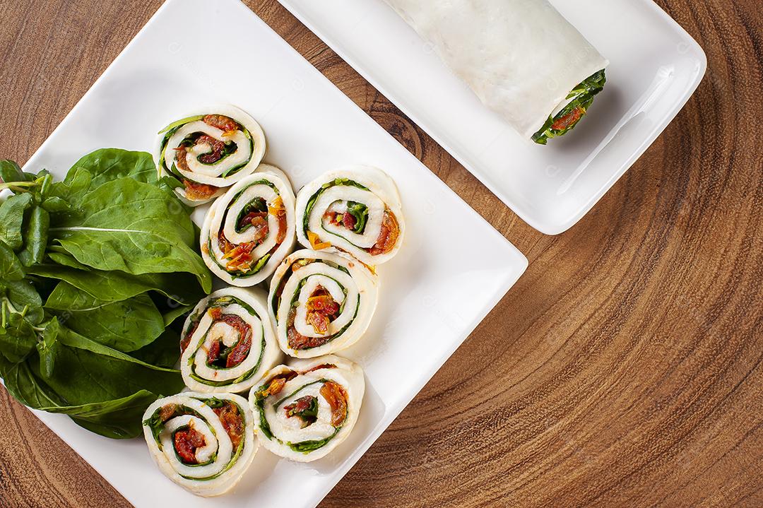 Rolo de mussarela de búfala recheado com tomates secos e rúcula JPG