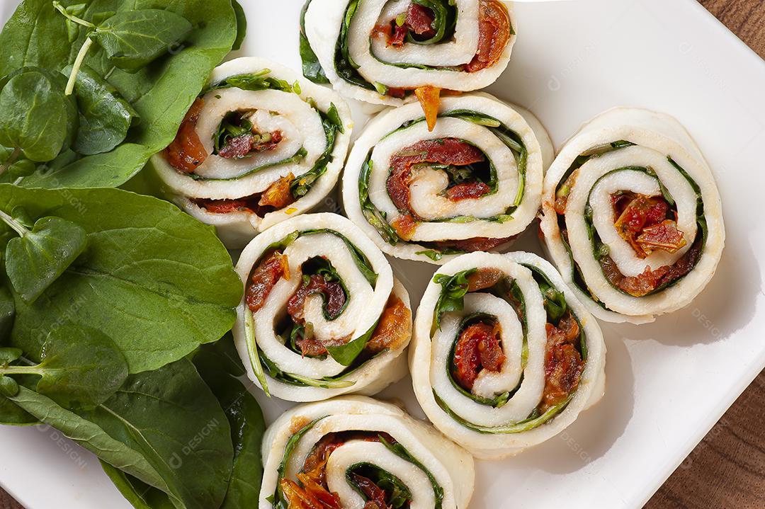 Rolo de mussarela de búfala recheado com tomates secos e rúcula JPG