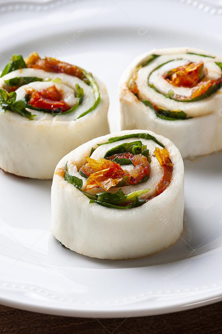Rolo de mussarela de búfala recheado com tomates secos e rúcula JPG