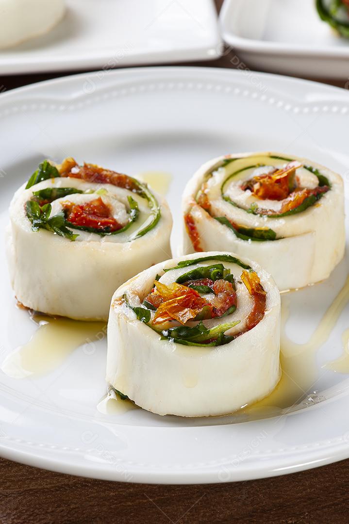 Rolo de mussarela de búfala recheado com tomates secos e rúcula JPG