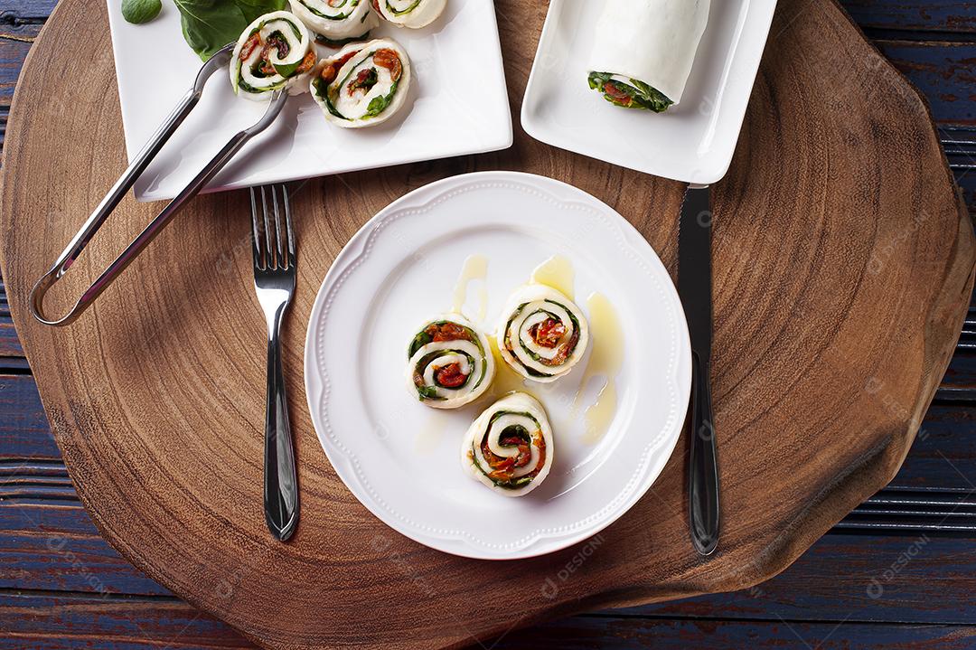 Rolo de mussarela de búfala recheado com tomates secos e rúcula JPG