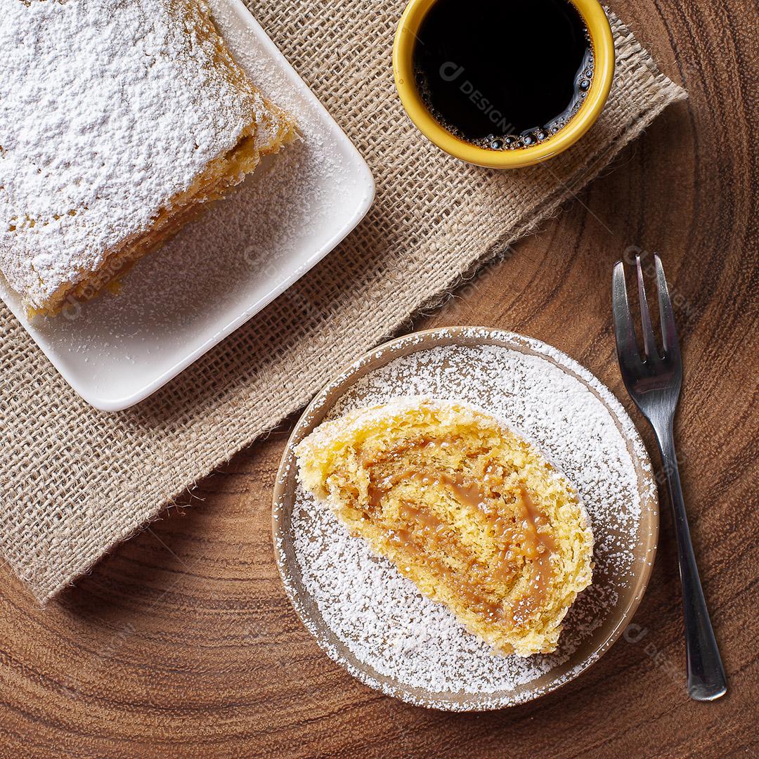 Bolo de rolo suíço recheado com doce de leite JPG