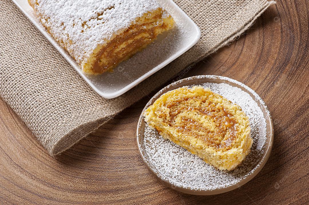Bolo de rolo suíço recheado com doce de leite JPG