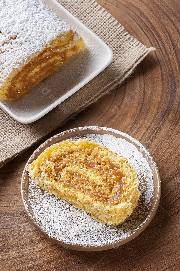 Bolo de rolo suíço recheado com doce de leite JPG