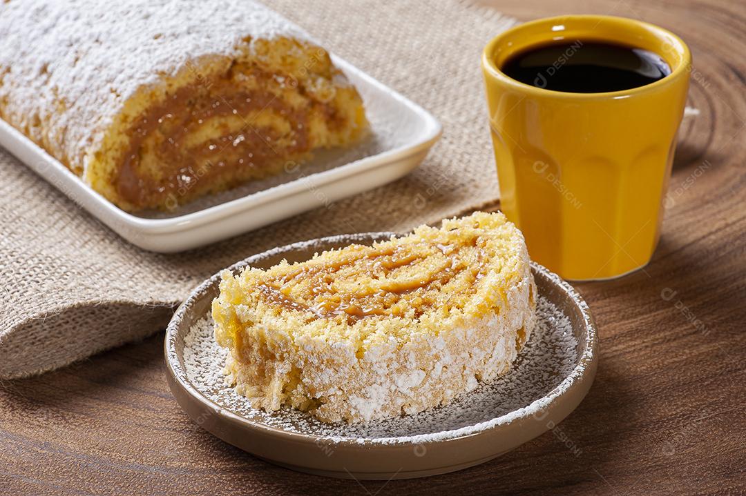 Bolo de rolo suíço recheado com doce de leite JPG