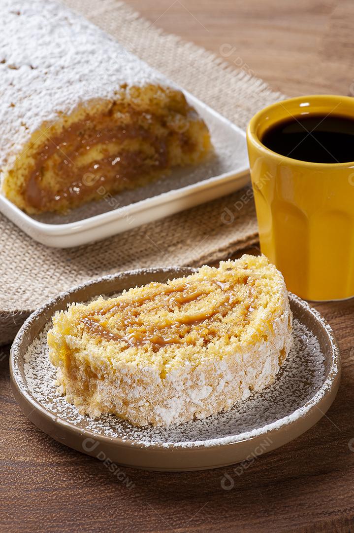 Bolo de rolo suíço recheado com doce de leite JPG