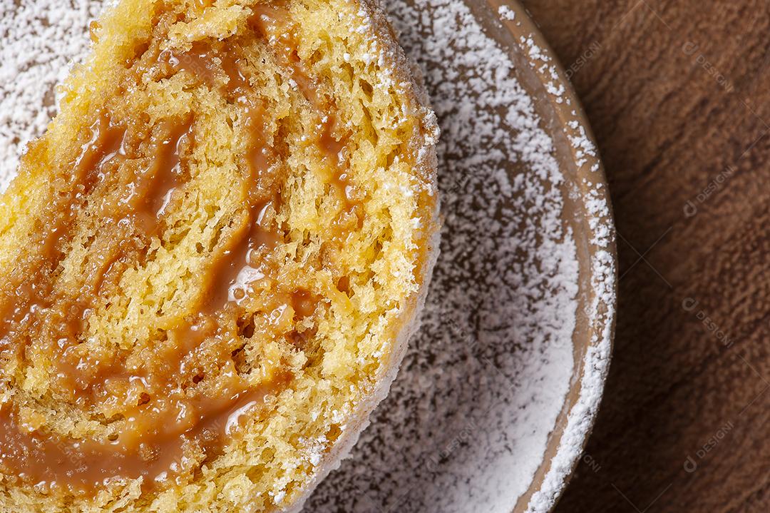 Bolo de rolo suíço recheado com doce de leite JPG