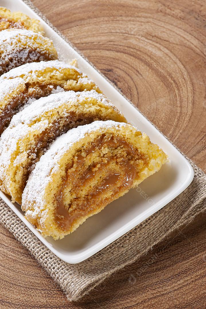 Bolo de rolo suíço recheado com doce de leite JPG