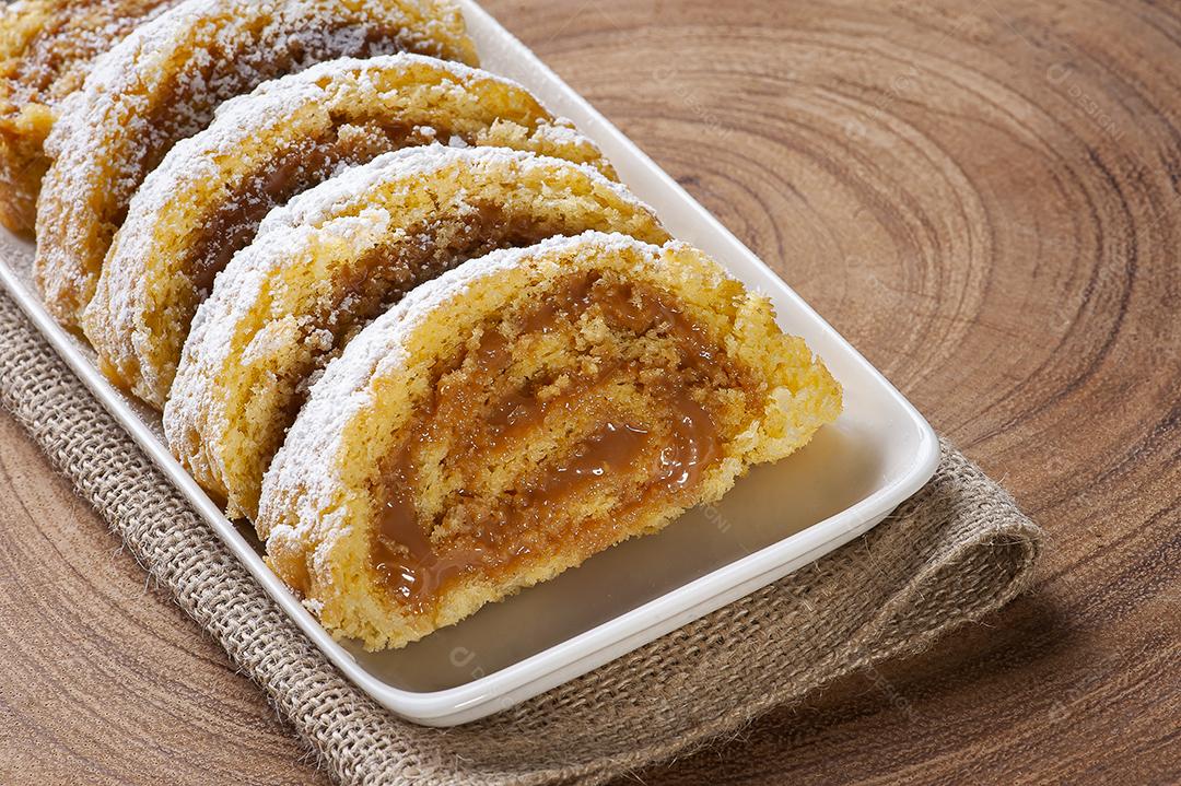 Bolo de rolo suíço recheado com doce de leite JPG