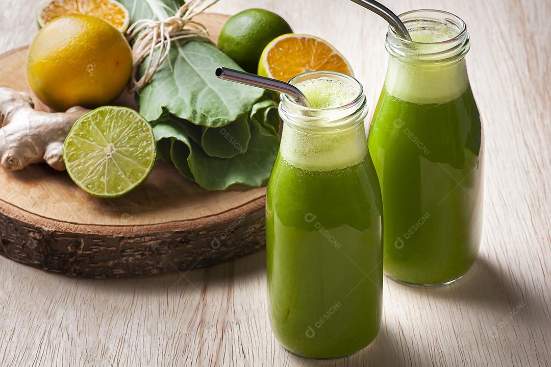 Suco verde ou desintoxicação de suco fresco JPG