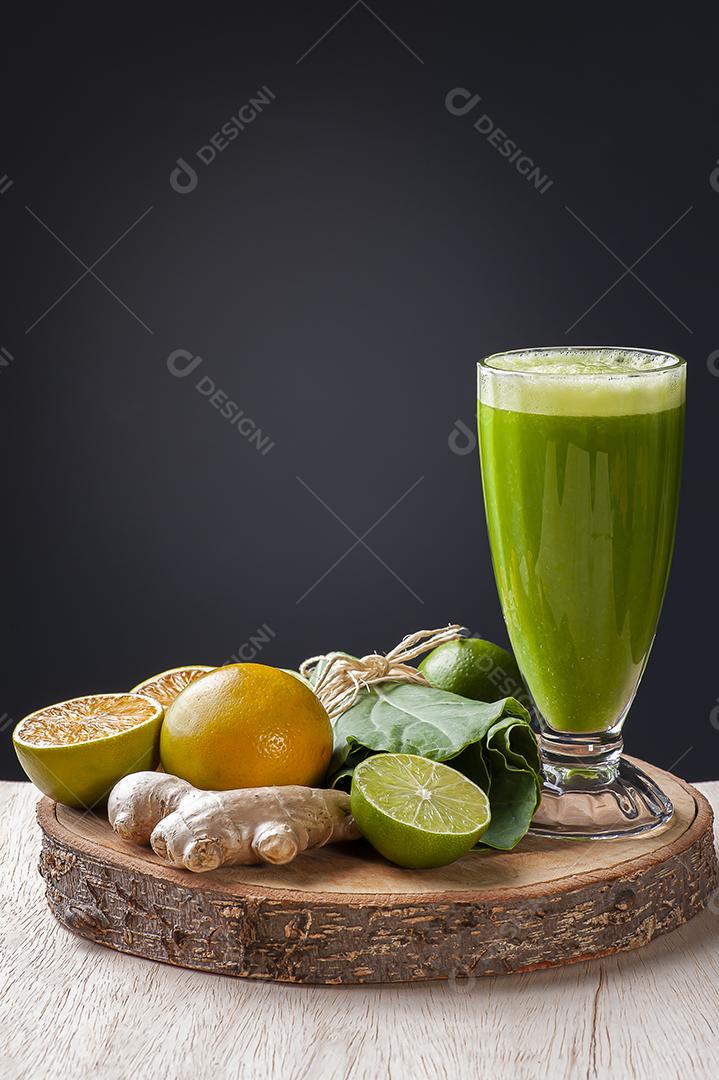 Suco verde ou desintoxicação de suco fresco JPG