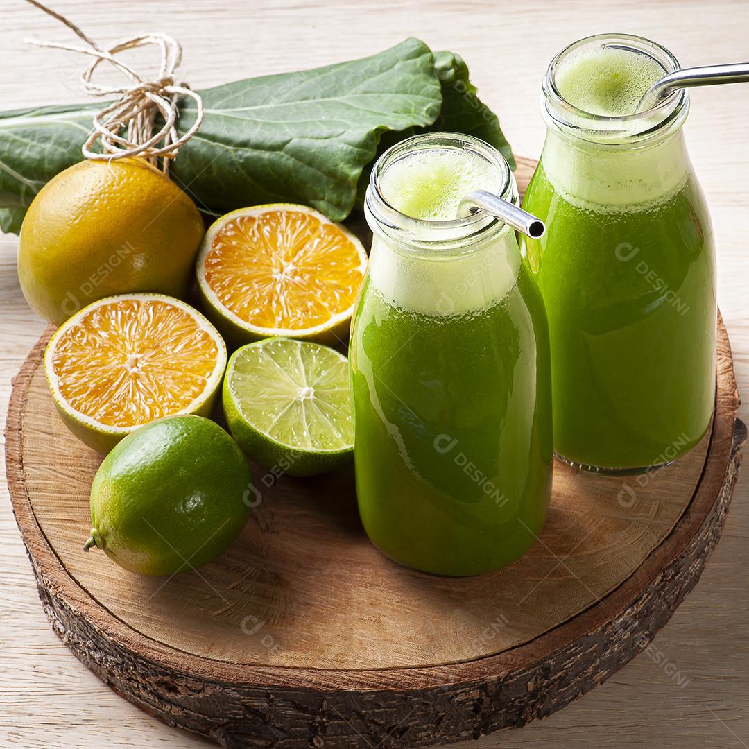 Suco verde ou desintoxicação de suco fresco JPG