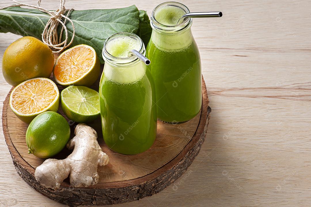 Suco verde ou desintoxicação de suco fresco JPG
