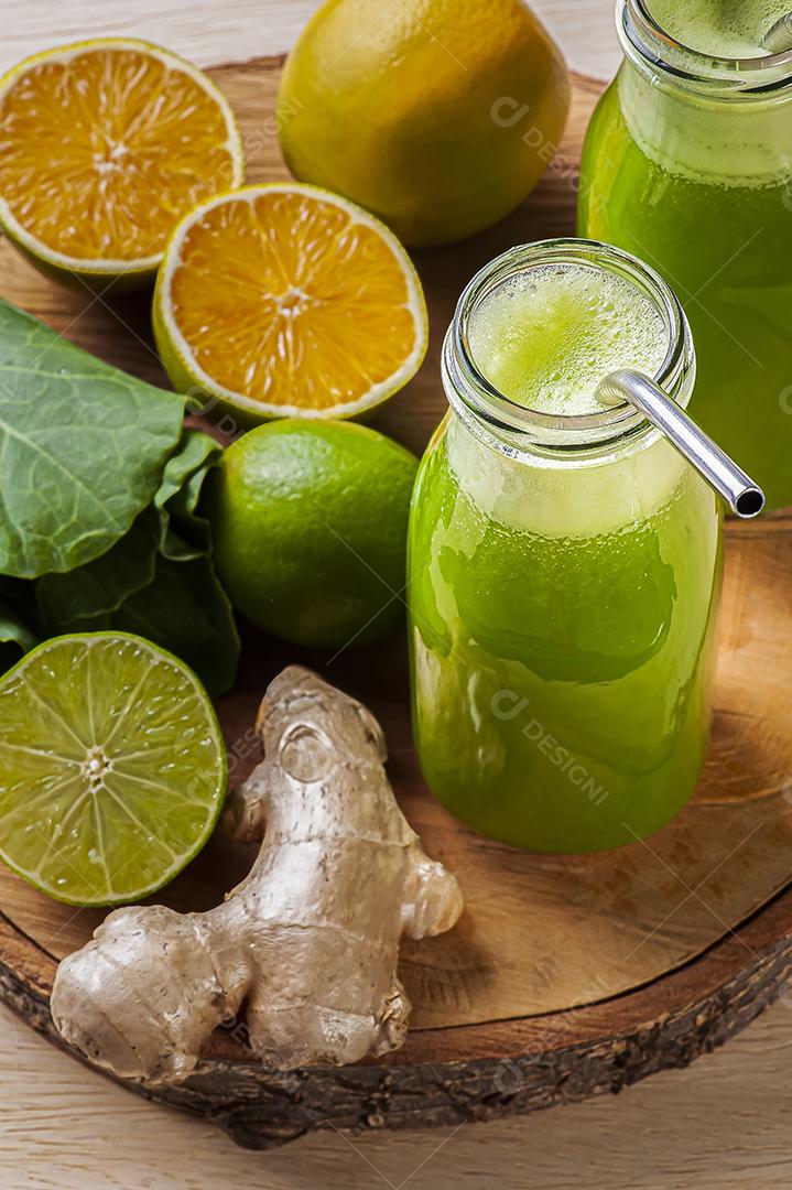 Suco verde ou desintoxicação de suco fresco JPG