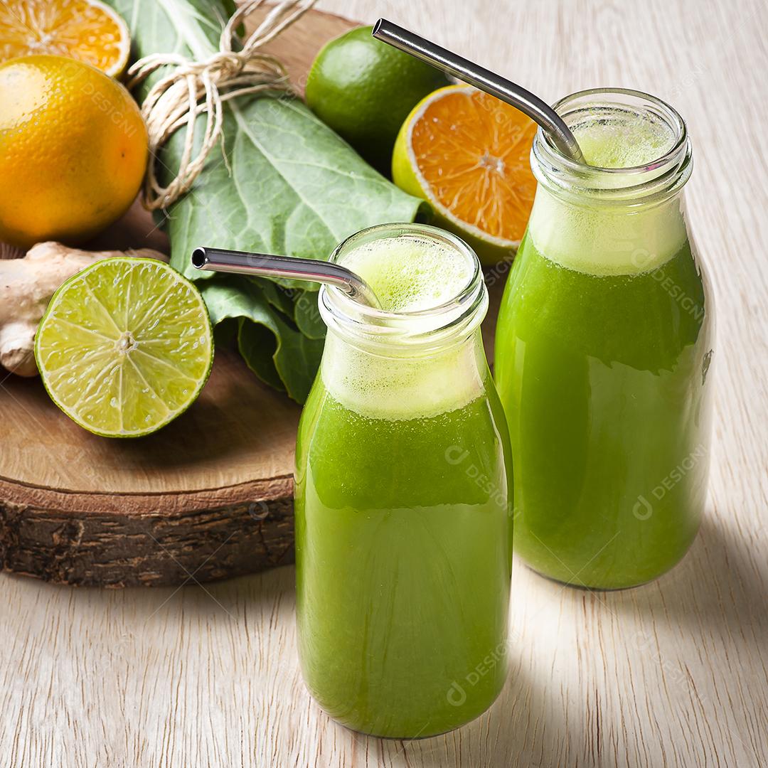 Suco verde ou desintoxicação de suco fresco JPG