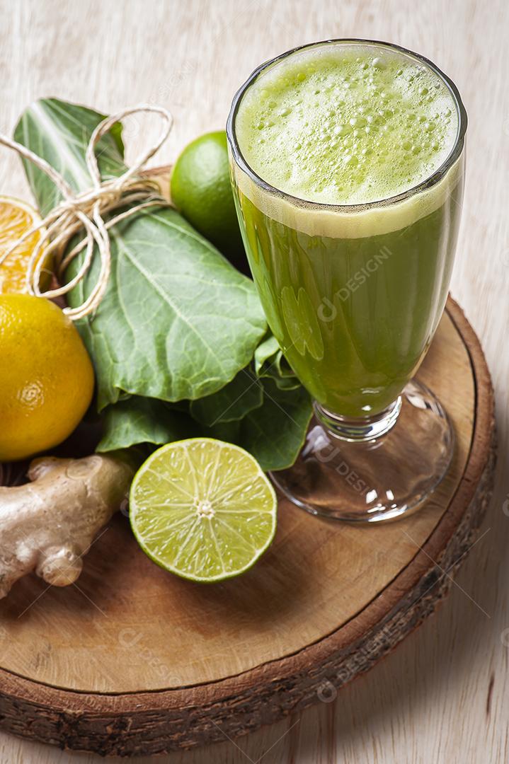 Suco verde ou desintoxicação de suco fresco JPG