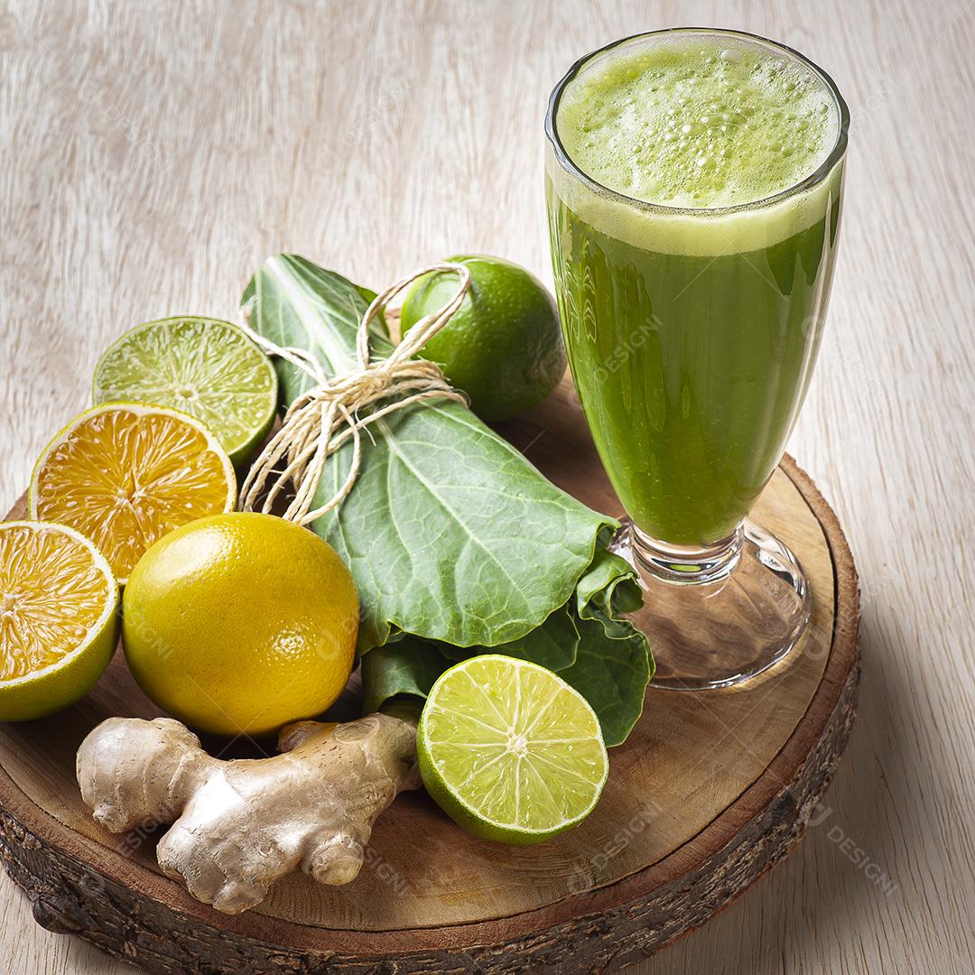 Suco verde ou desintoxicação de suco fresco JPG