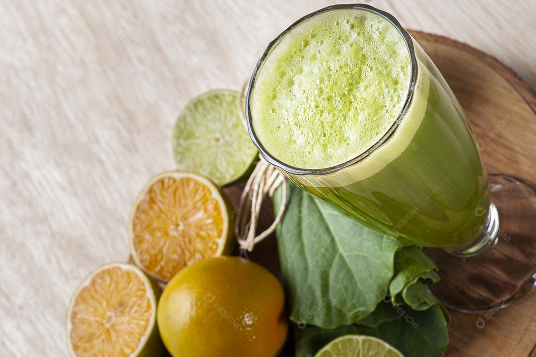 Suco verde ou desintoxicação de suco fresco JPG