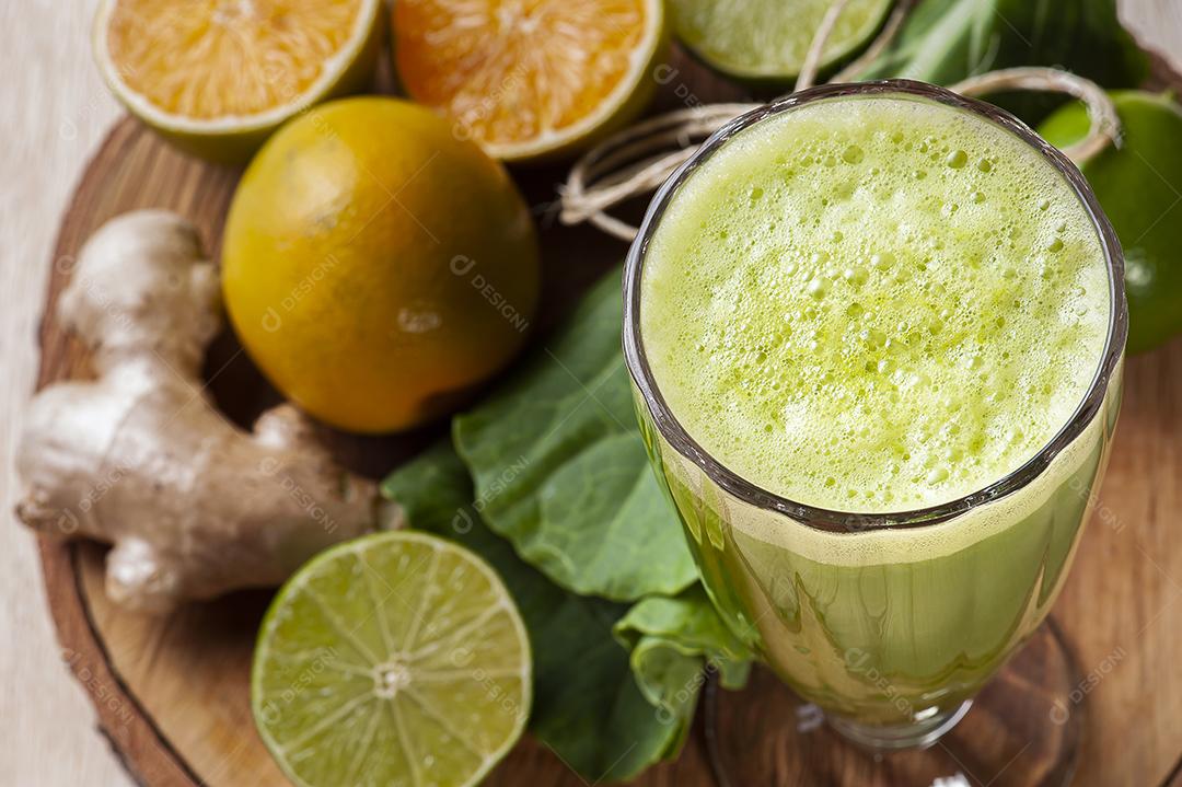 Suco verde ou desintoxicação de suco fresco JPG