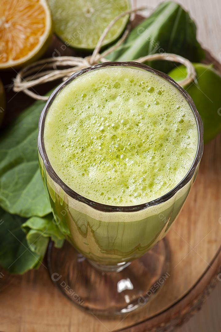 Suco verde ou desintoxicação de suco fresco JPG