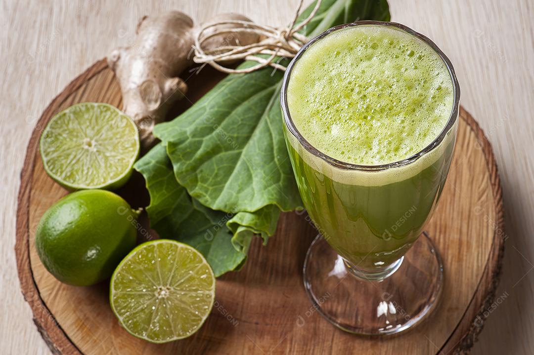 Suco verde ou desintoxicação de suco fresco JPG