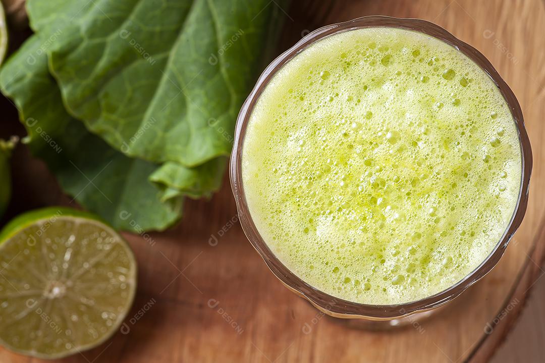 Suco verde ou desintoxicação de suco fresco JPG