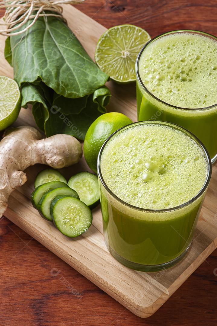 Suco verde ou desintoxicação de suco fresco JPG