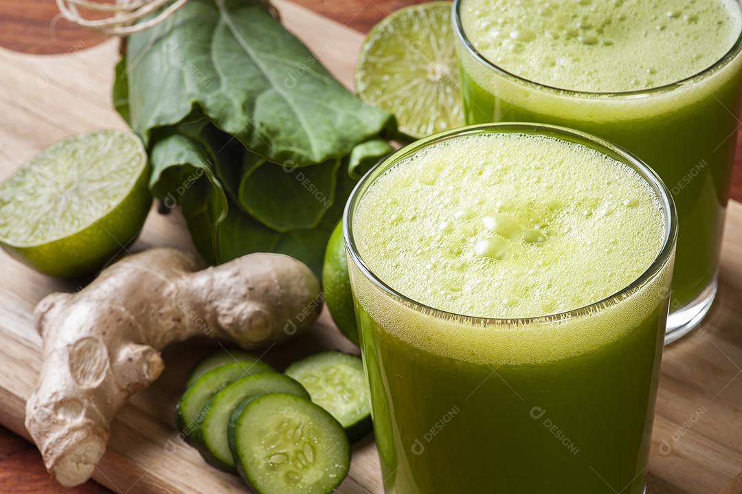 Suco verde ou desintoxicação de suco fresco JPG
