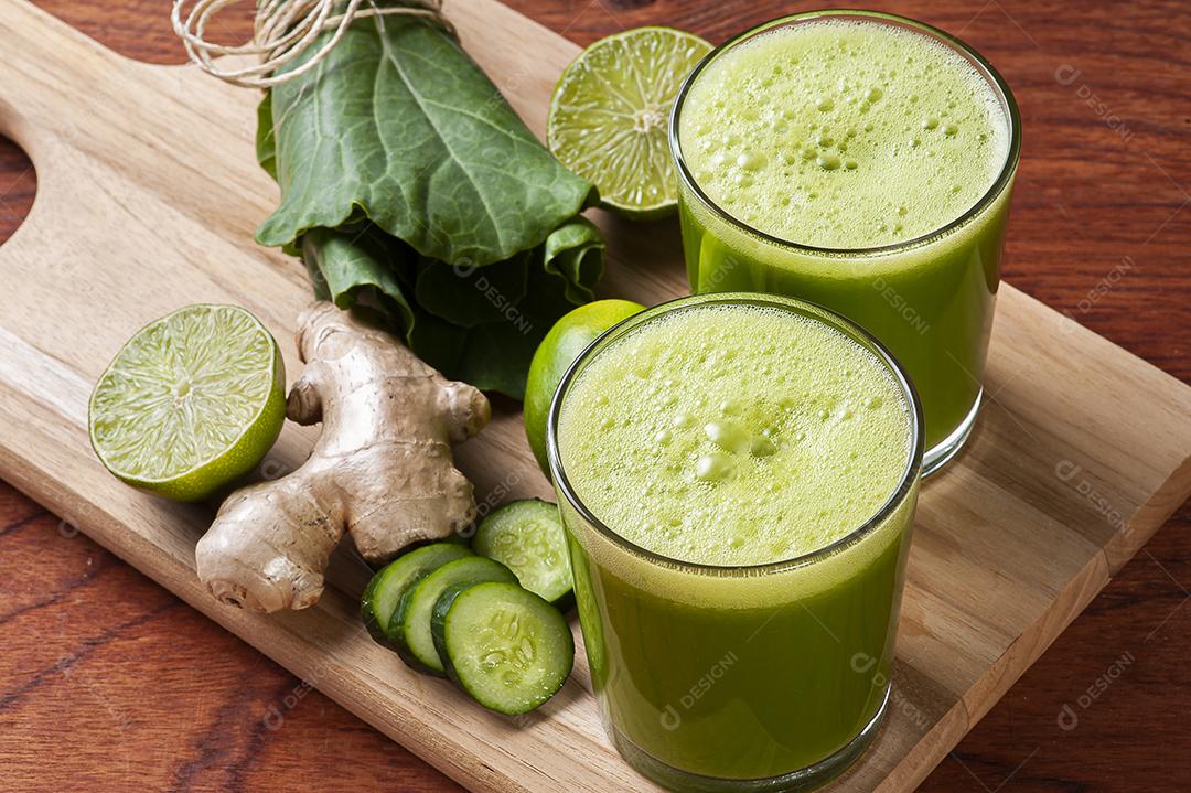 Suco verde ou desintoxicação de suco fresco JPG