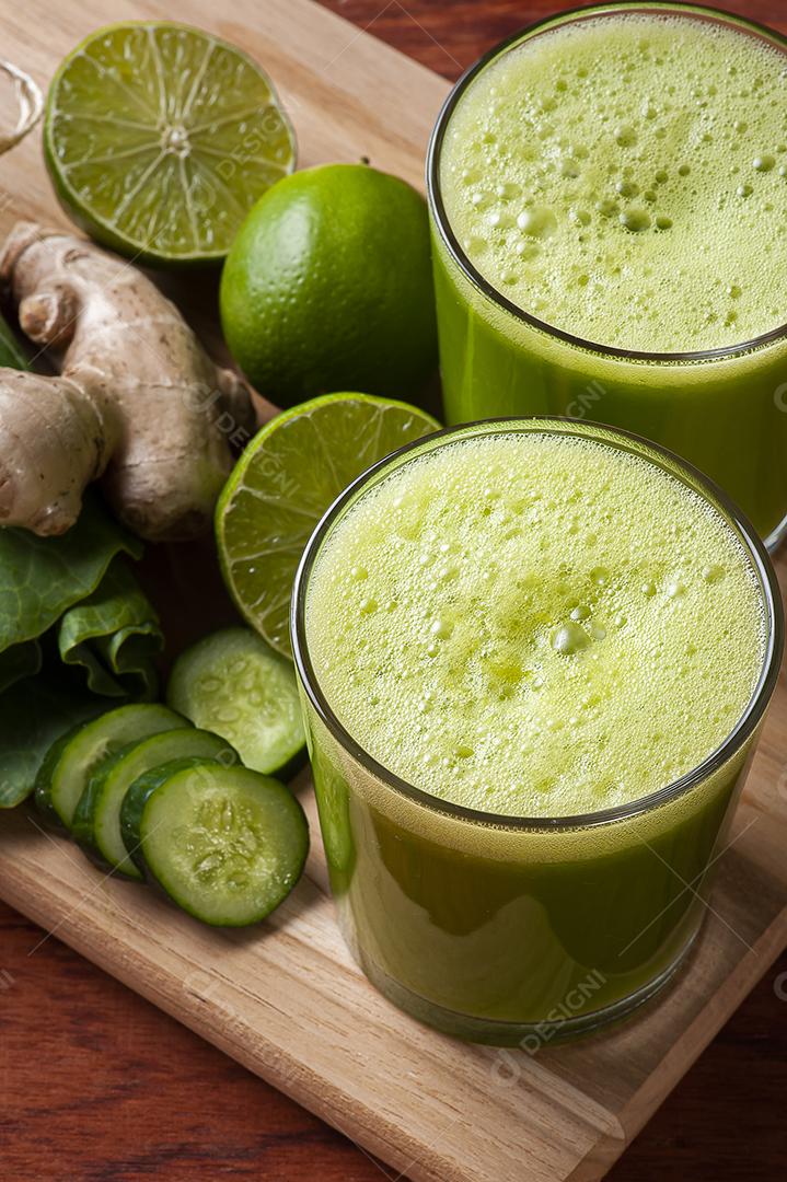 Suco verde ou desintoxicação de suco fresco JPG