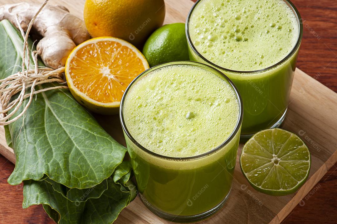 Suco verde ou desintoxicação de suco fresco JPG