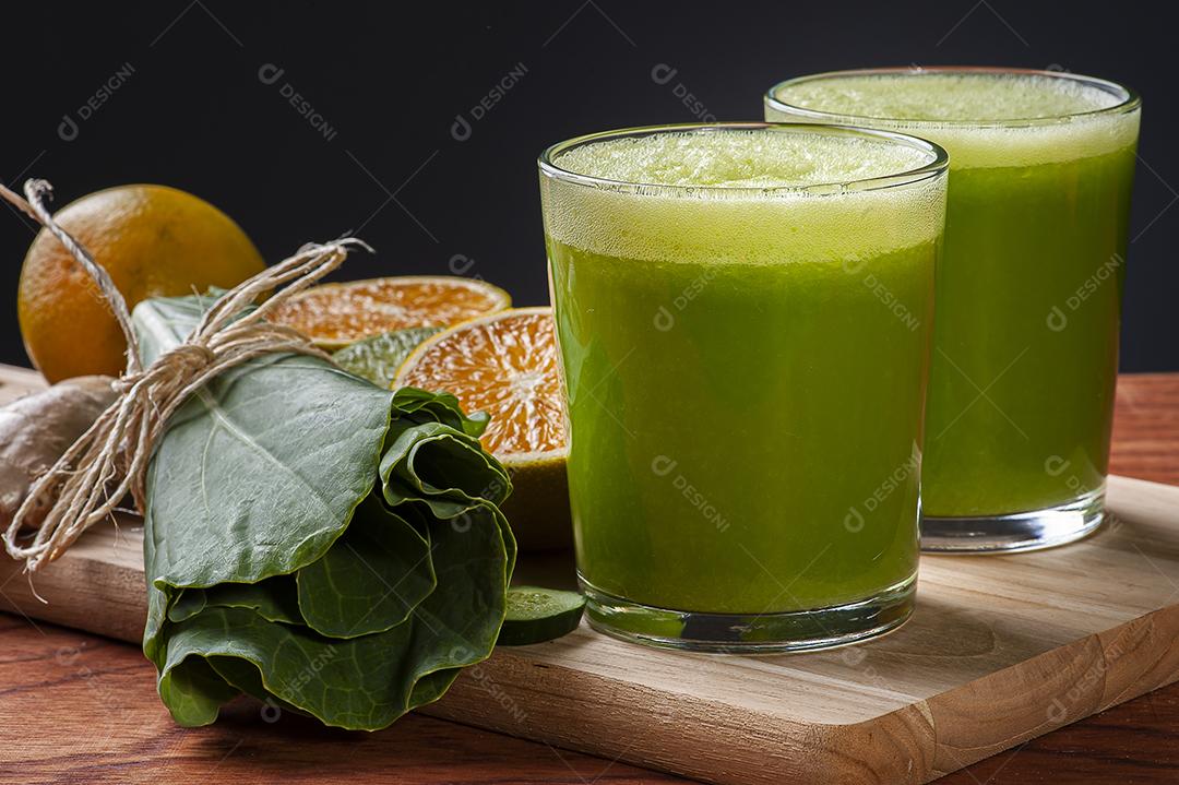 Suco verde ou desintoxicação de suco fresco JPG