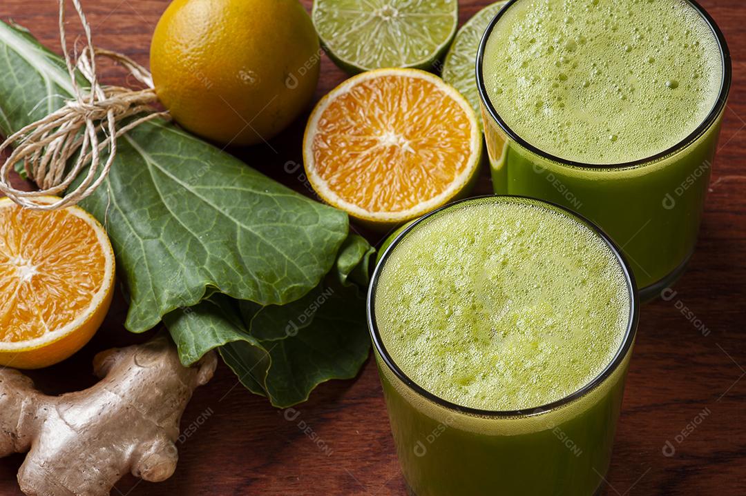 Suco verde ou desintoxicação de suco fresco JPG