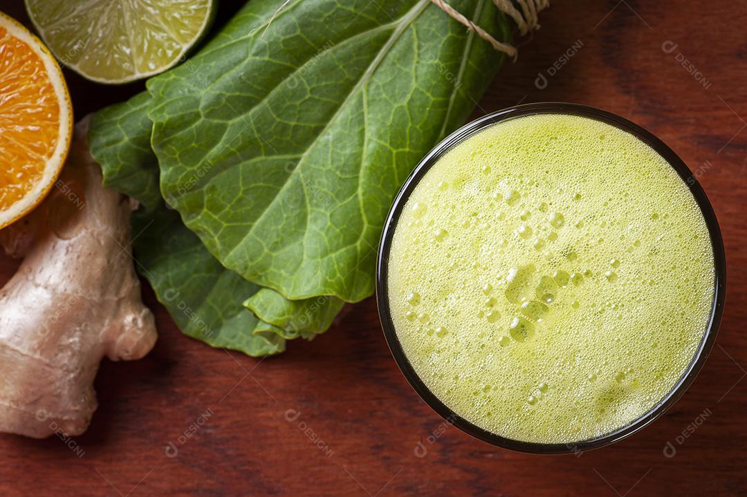 Suco verde ou desintoxicação de suco fresco JPG
