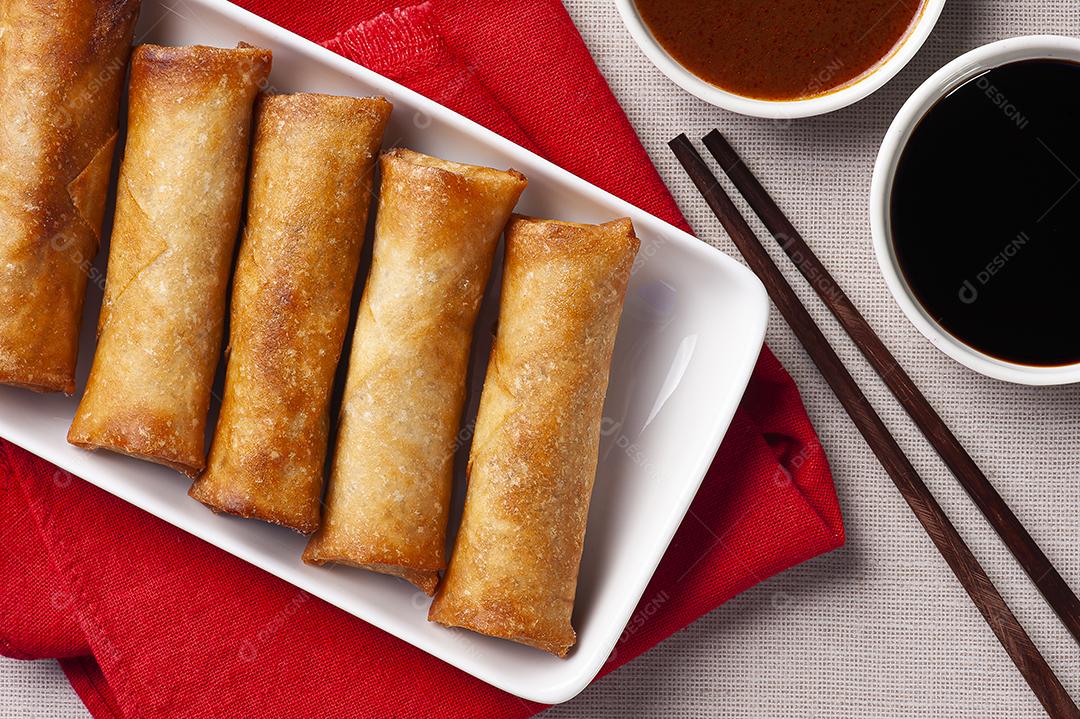 Rolinhos de primavera fritos. Comida asiática tradicional JPG