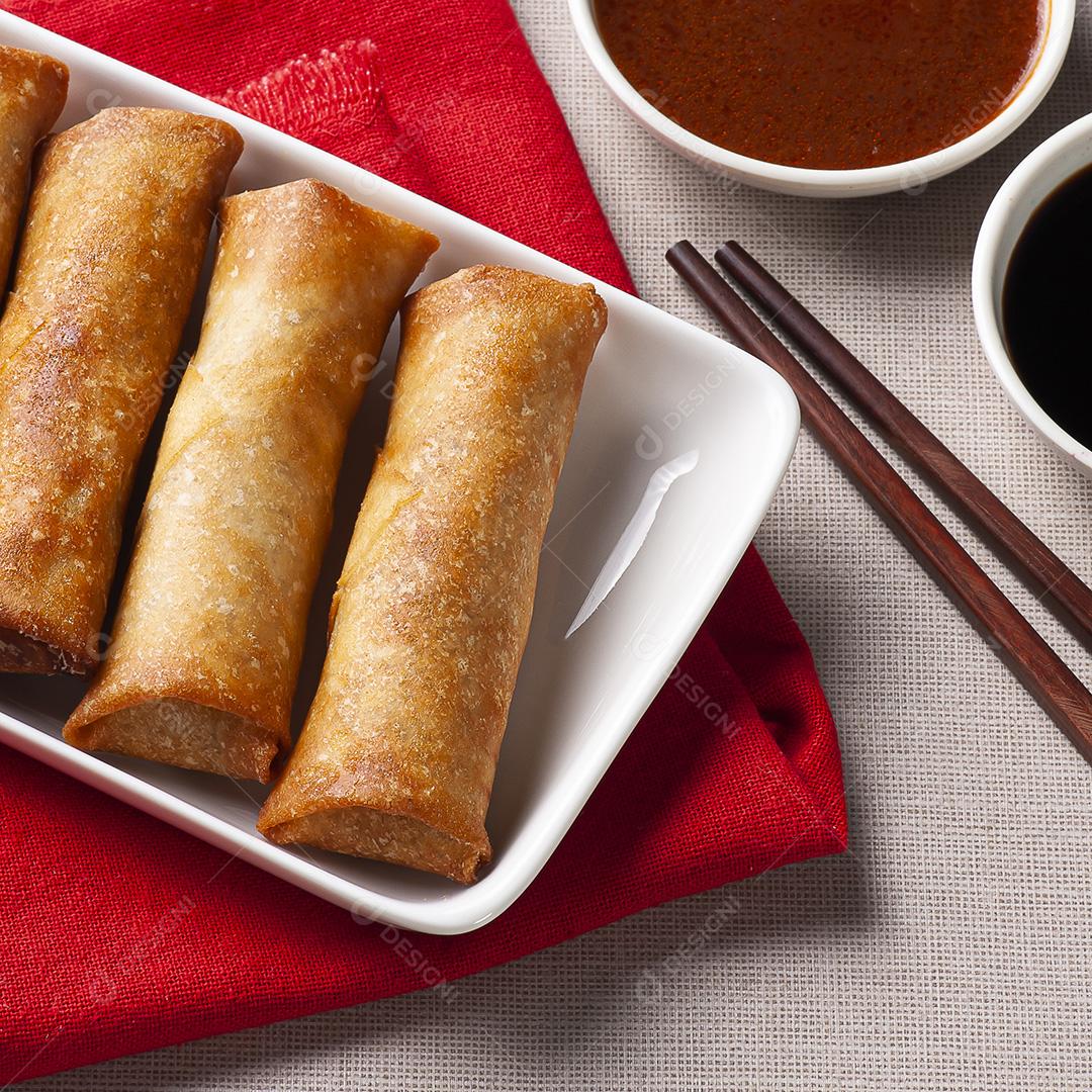 Rolinhos de primavera fritos. Comida asiática tradicional JPG