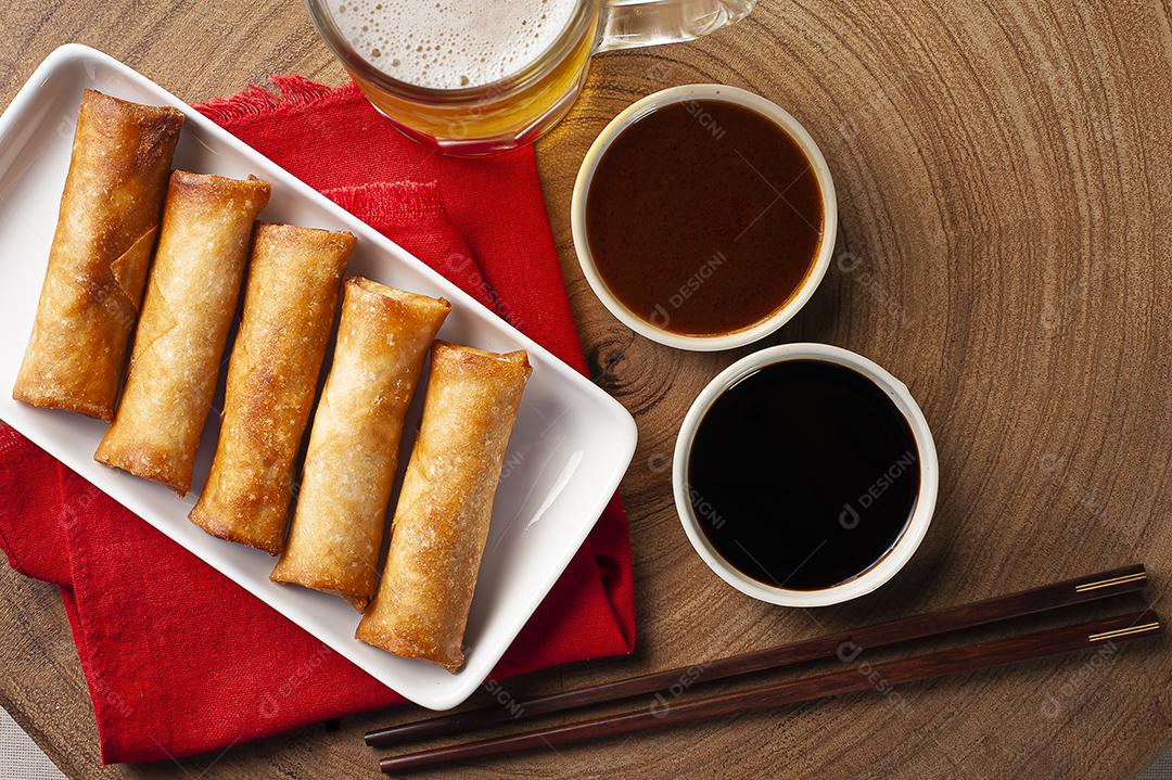 Rolinhos de primavera fritos. Comida asiática tradicional JPG