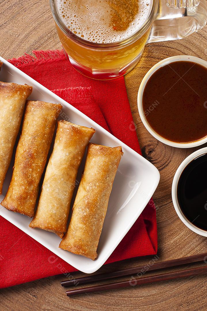 Rolinhos de primavera fritos. Tradicional comida asiática JPG