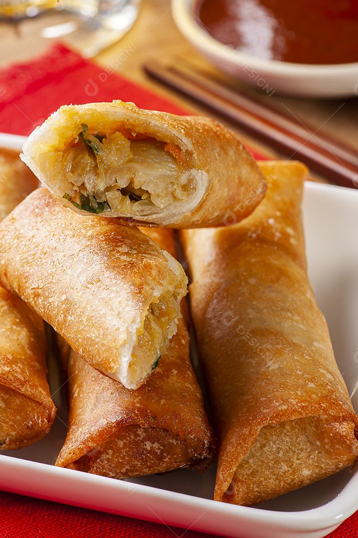 Rolinhos de primavera fritos. Comida asiática tradicional JPG