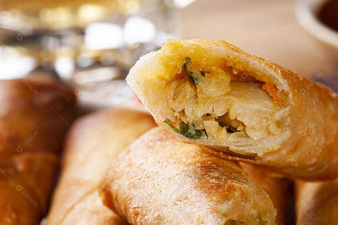 Rolinhos de primavera fritos. Comida asiática tradicional JPG