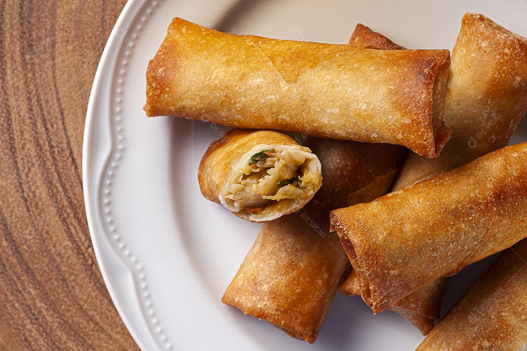Rolinhos de primavera fritos. Comida asiática tradicional JPG