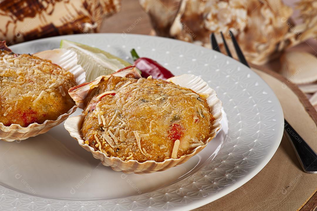 Prato tradicional brasileiro chamado Casquinha de siri. Farinha de caranguejo JPG