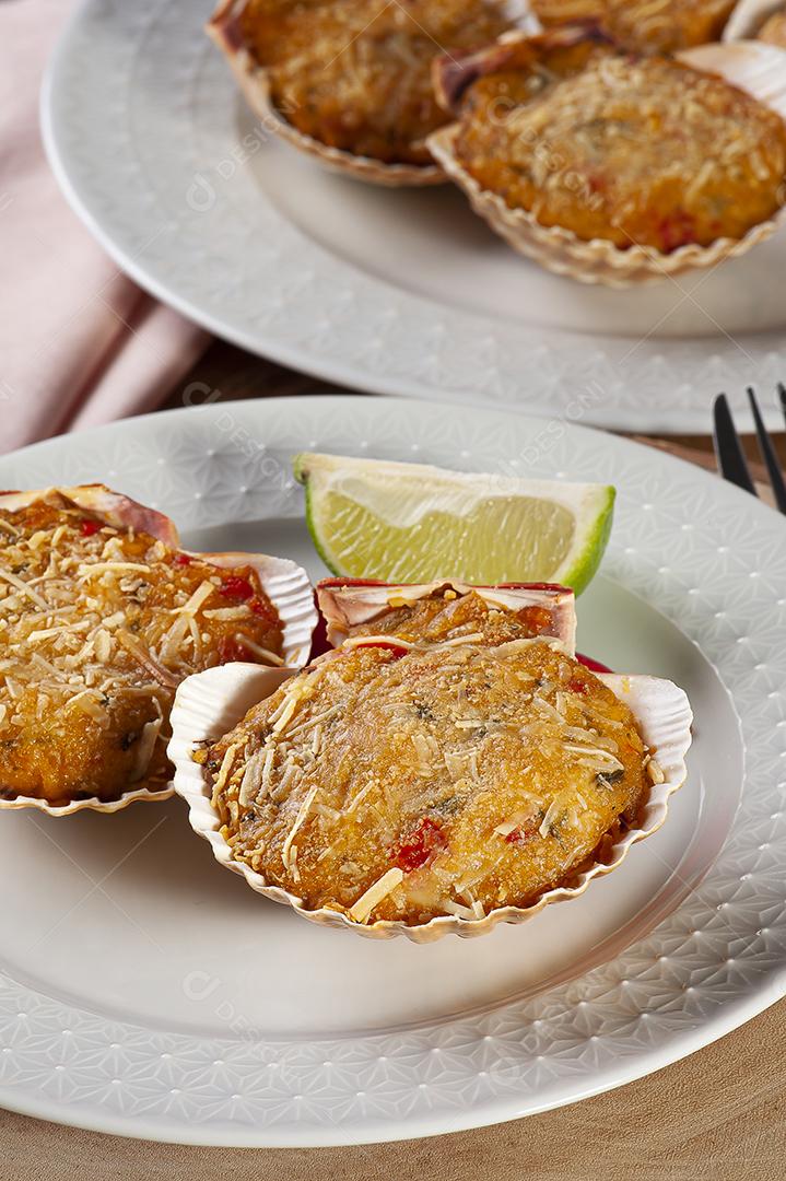 Prato tradicional brasileiro chamado Casquinha de siri. Farinha de caranguejo JPG