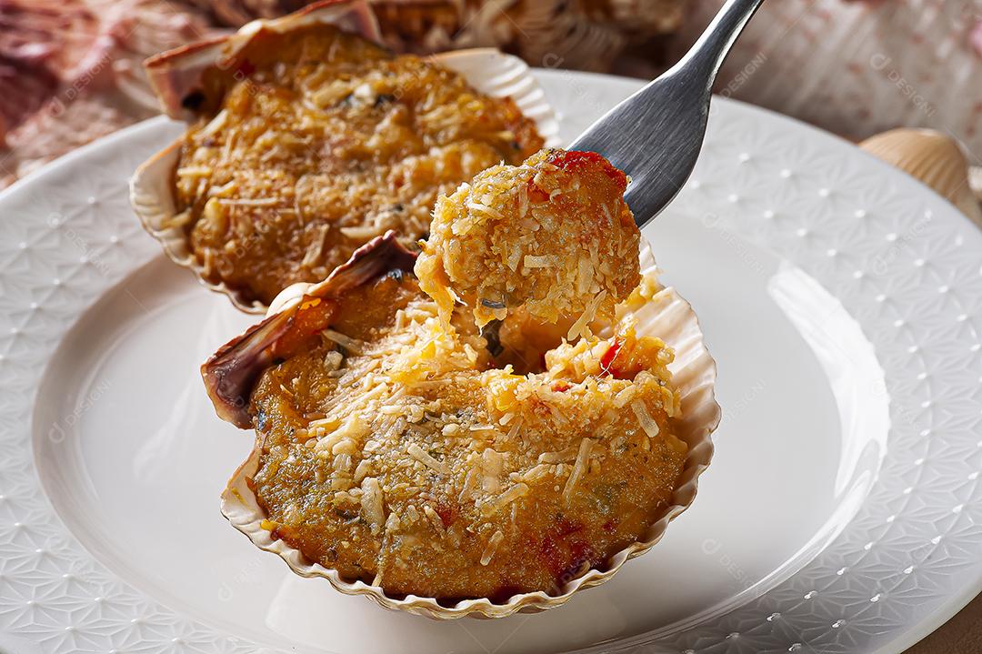 Prato tradicional brasileiro chamado Casquinha de siri. Farinha de caranguejo JPG