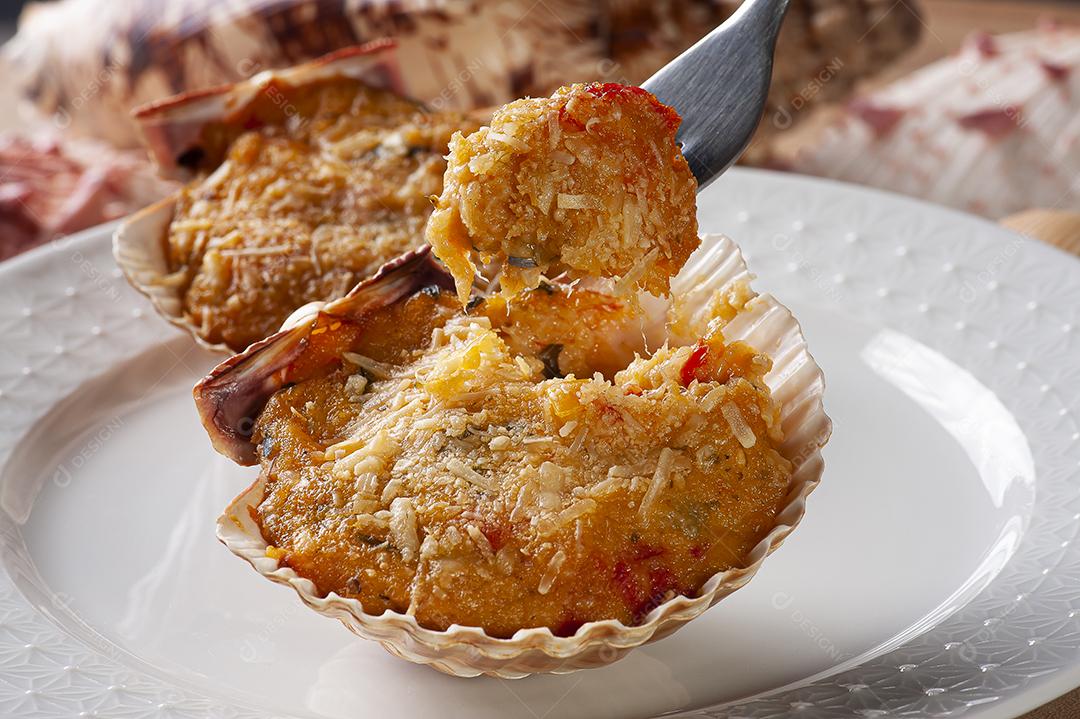 Prato tradicional brasileiro chamado Casquinha de siri. Farinha de caranguejo JPG