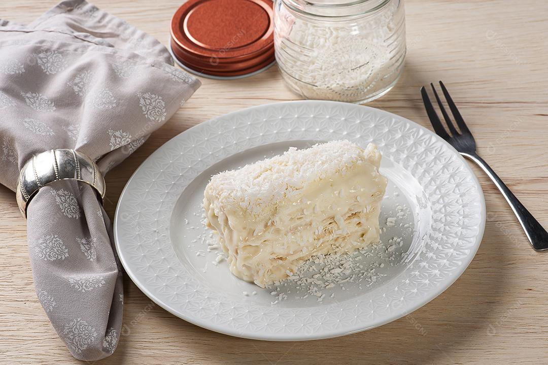 Bolo de coco feito com massa folhada e conhecido no Brasil JPG