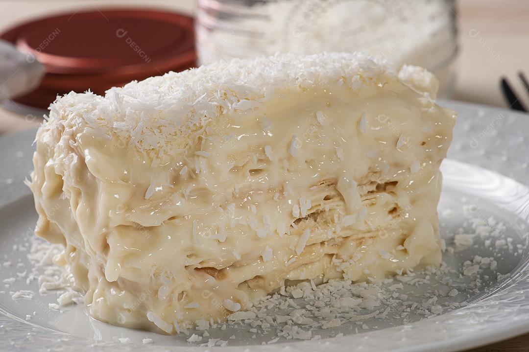 Bolo de coco feito com massa folhada e conhecido no Brasil JPG